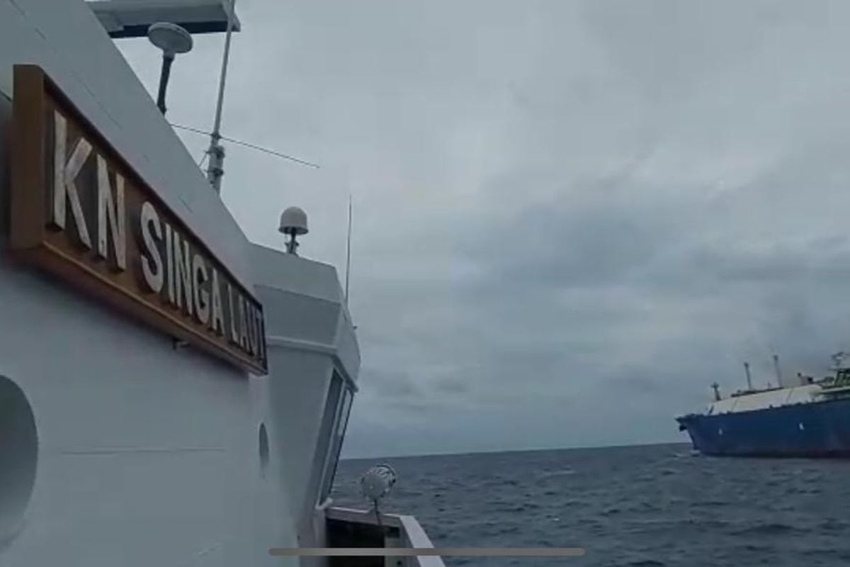 The Indonesian Maritime Security Agency (Bakamla) patrol ship KN Singa Laut-402 has issued a warning to the Greek-flagged tanker following loitering activities in Maluku waters on Friday, April 16. 