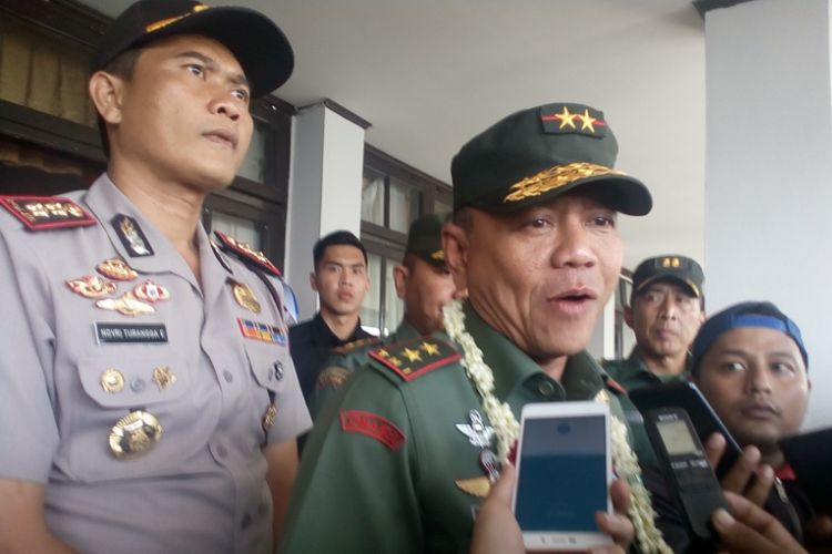 Pangdam III Siliwangi Mayjen TNI Gerindra saat diwawancara wartawan seusai berpamitan dengan jajaran TNI-Polri di Aula Mumun Surachman Mapolres Garut, Jawa Barat.
