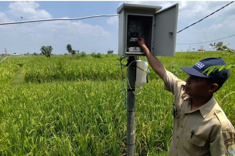 Kamaludin (54) Sekretaris Desa Leuwidingding Kecamatan Lemahabang Kabupaten Cirebon Jawa Barat, menunjukan tiang kWh listrik untuk menghidup pompa listrik dari sumber mata air di sungai ke sawah. Pemerintah Desa Leuwidingding mendapatkan fasilitas bantuan jaringan, 20 pompa listrik dan lainnya, untuk areal sawah seluas 61 hektar program kolaborasi pemerintah.