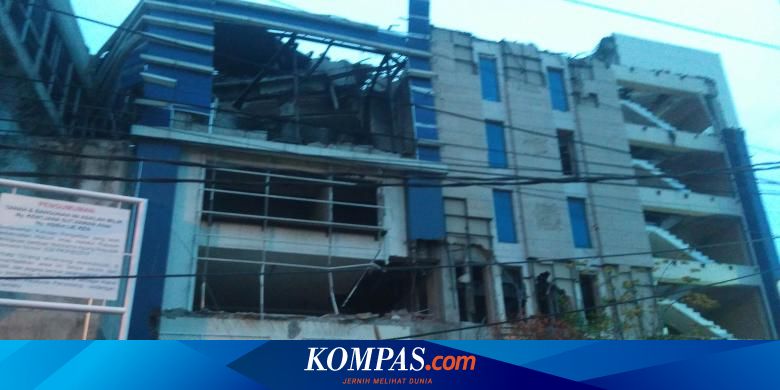Korban Roboh Gedung Heaven Berhasil Dievakuasi Setelah 9 Jam Terjepit Reruntuhan