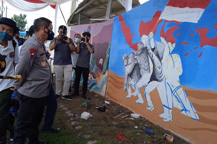 Para peserta Festival Mural Polda Lampung melukis cerita di dinding PKOR Way Halim, Sabtu (30/10/2021).