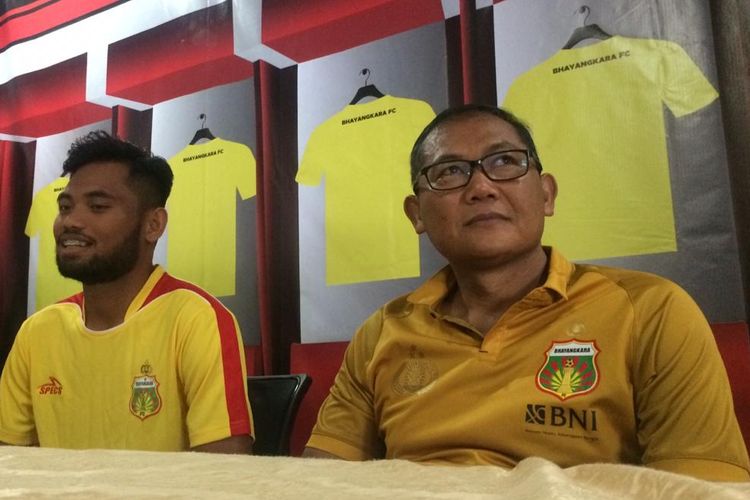 Saddil Ramdani (kiri) ditemani oleh COO Bhayangkara FC, Sumardji (kanan) dalam sesi konferensi pers sebagai pemain baru Bhayangkara FC, Jumat (8/2/2020).