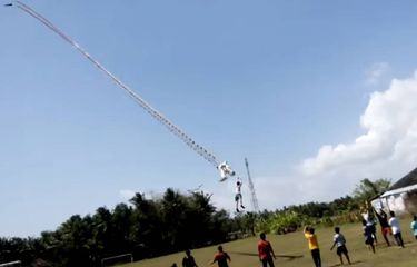 Sebuah video menampilkan soerang bocah ikut terbawa naik layangan yang diterbangkannya hingga dirinya terjatuh, viral di media sosial.
