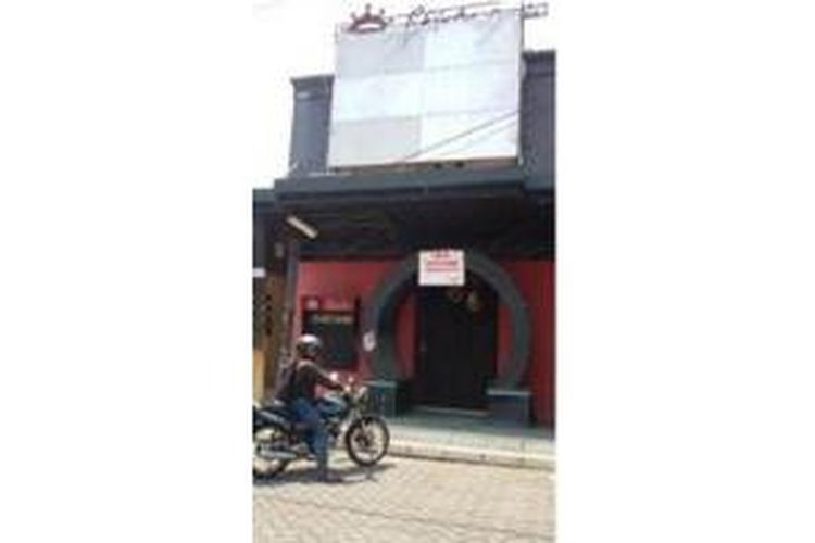 Rumah Karaoke Shinta di Jalan By Pass Balongmojo, Kecamatan Puri yang diduga milik istri Kasat Pol PP Pemkot Mojokerto, Mashudi, ditutup Satpol PP
