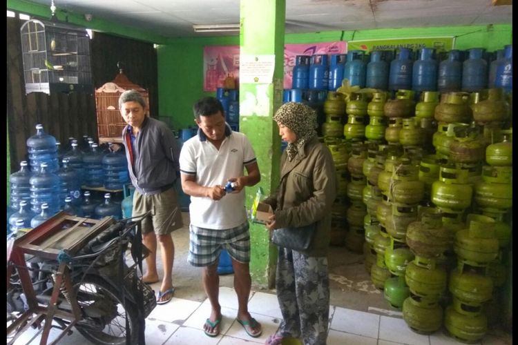 Seorang warga ingin membeli gas ukuran 3 kg di Depok, Jawa Barat, Rabu (6/12/2017). Namun persediaan gas tidak ada.