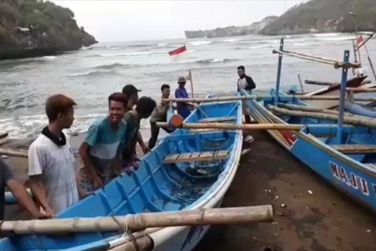 Nelayan Pantai Baron, Tanjungsari, Gunungkidul Mengevakuasi Kapal Jumat (5/7/2019) (Dokuemi SAR Satlinmas Wilayah II)