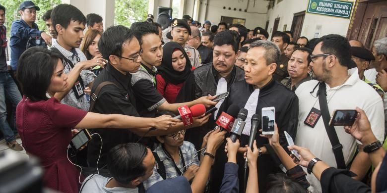 Ketua Jaksa Penuntut Umum Ali Mukartono memberikan keterangan kepada awak media seusai menjalani sidang lanjutan kasus dugaan penistaan agama di PN Jakarta Utara, Jakarta, Selasa (20/12).