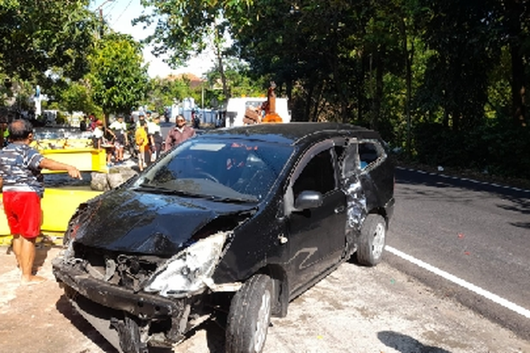 Potret kendaraan mobil Grand Livina dalam kecelakaan karambol di Karanganyar, Jawa Tengah, Minggu (6/2/2022)