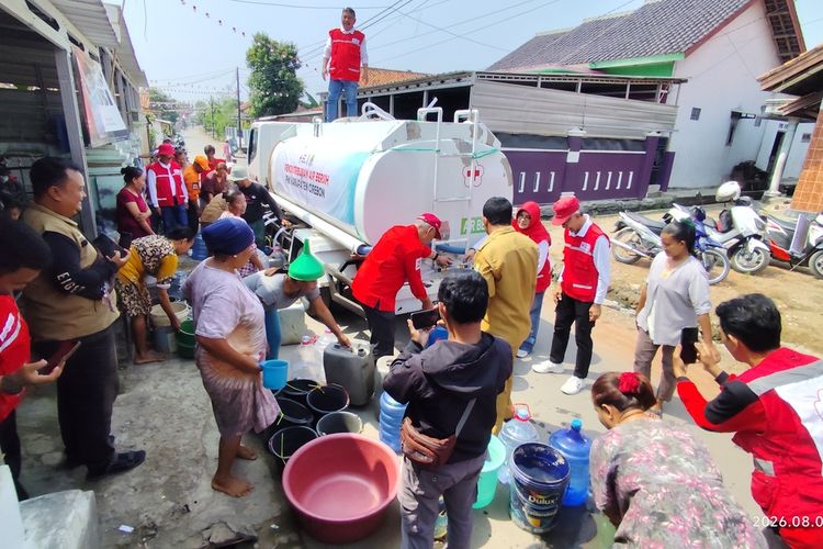 Cerita Warga Desa Slangit Terdampak Kekeringan: Berlarian dan Bawa Sepeda Berebut Air Bersih