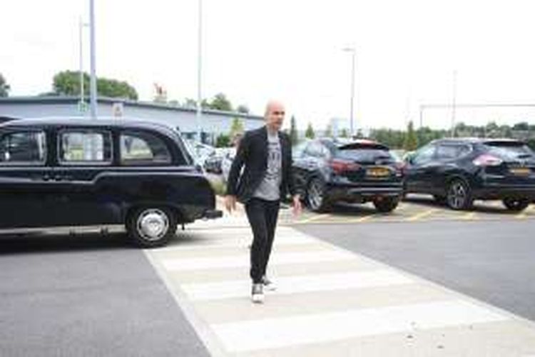 Josep Guardiola hadir di Stadion Etihad dengan taksi khas Inggris untuk menjalani hari pertamanya di Manchester City, Minggu (3/7/2016). 