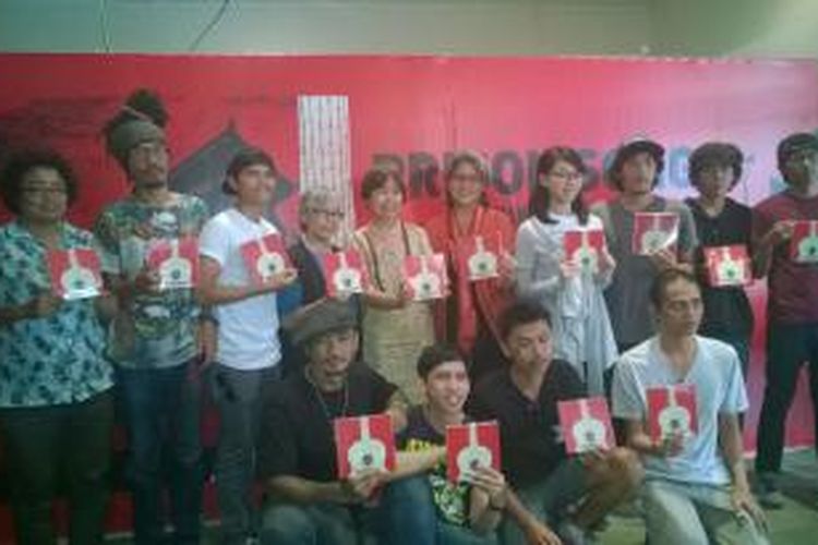 Sejumlah artis musik Indonesia, antara lain Jerinx 'SID', Banda Neira, Dadang Pranoto, Fajar Merah, dan masih banyak lagi, diabadikan dalam acara peluncuran album buku Prison Songs, Nyanyian Yang Dibungkam, di Goethe Haus, Menteng, Jakarta Pusat, Jumat (21/8/2015).