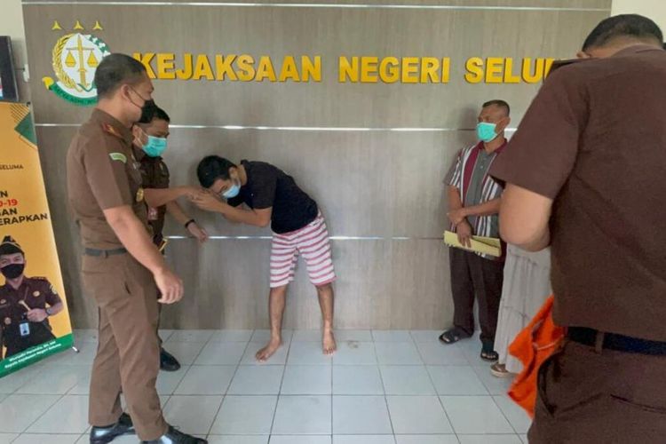 Kejaksaan Negeri Seluma, Provinsi Bengkulu menghentikan (Restorative Justice) penuntutan perkara dugaan membeli satu unit Ponsel dengan tersangka Redo Saputra.