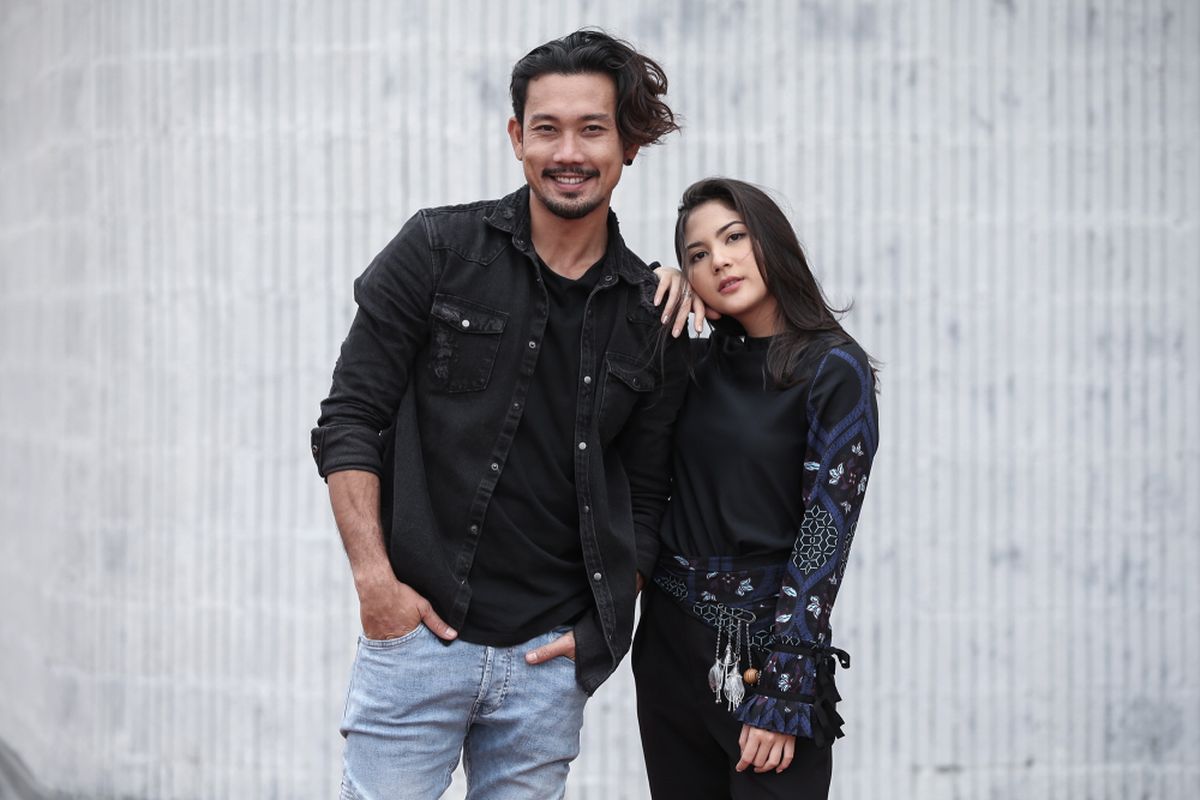 Pemeran di film Mata Batin Believing Is Seeing Denny Sumargo dan Jessica Mila berpose usai wawancara di kantor redaksi Kompas.com, Jakarta, Selasa (7/11/2017). Film bergenre horor produksi Rocky Soraya ini akan tayang perdana di bioskop mulai 30 November 2017. KOMPAS IMAGES/KRISTIANTO PURNOMO