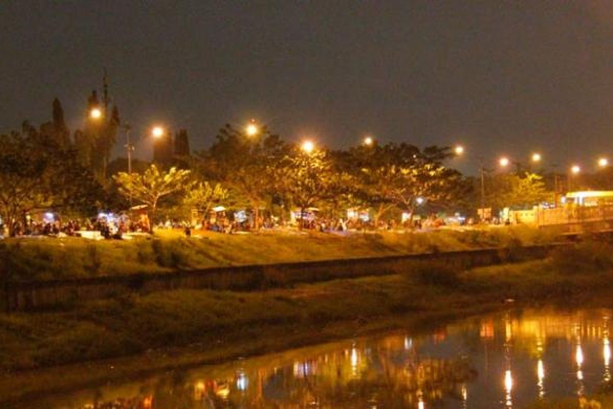 Suasana nongkrong di pinggir kanal banjir timur. 
  