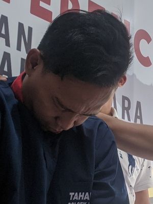 Seorang sopir taksi online berinisial AS (34) memeras pelanggannya dengan rekaman video seks antara dirinya dengan korban.