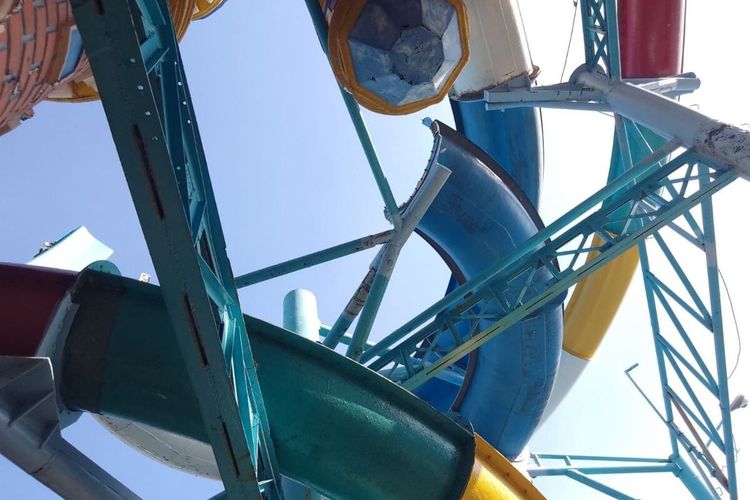 Petugas saat memastikan perosotan di Pantai Kenjeran Park ambrol. 9 anak jadi korban dalam peristiwa ini.