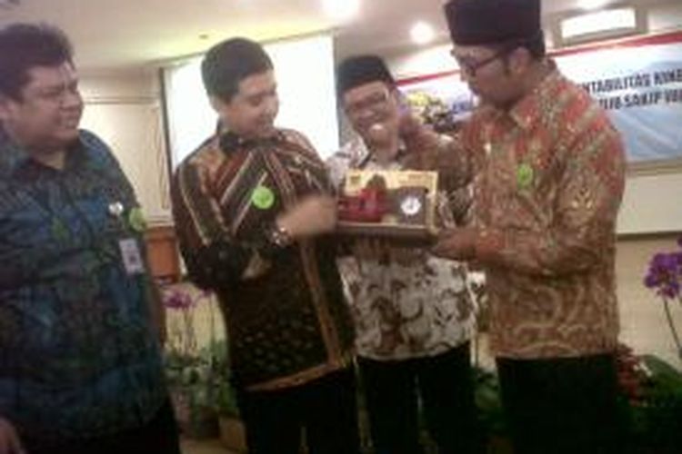 Waki Kota Bandung Ridwan Kamil saat memberikan cendramata kepada Menpan-RB Yuddy Crhisnandi di Balai Kota Bandung, Jum'at (11/9/2015)