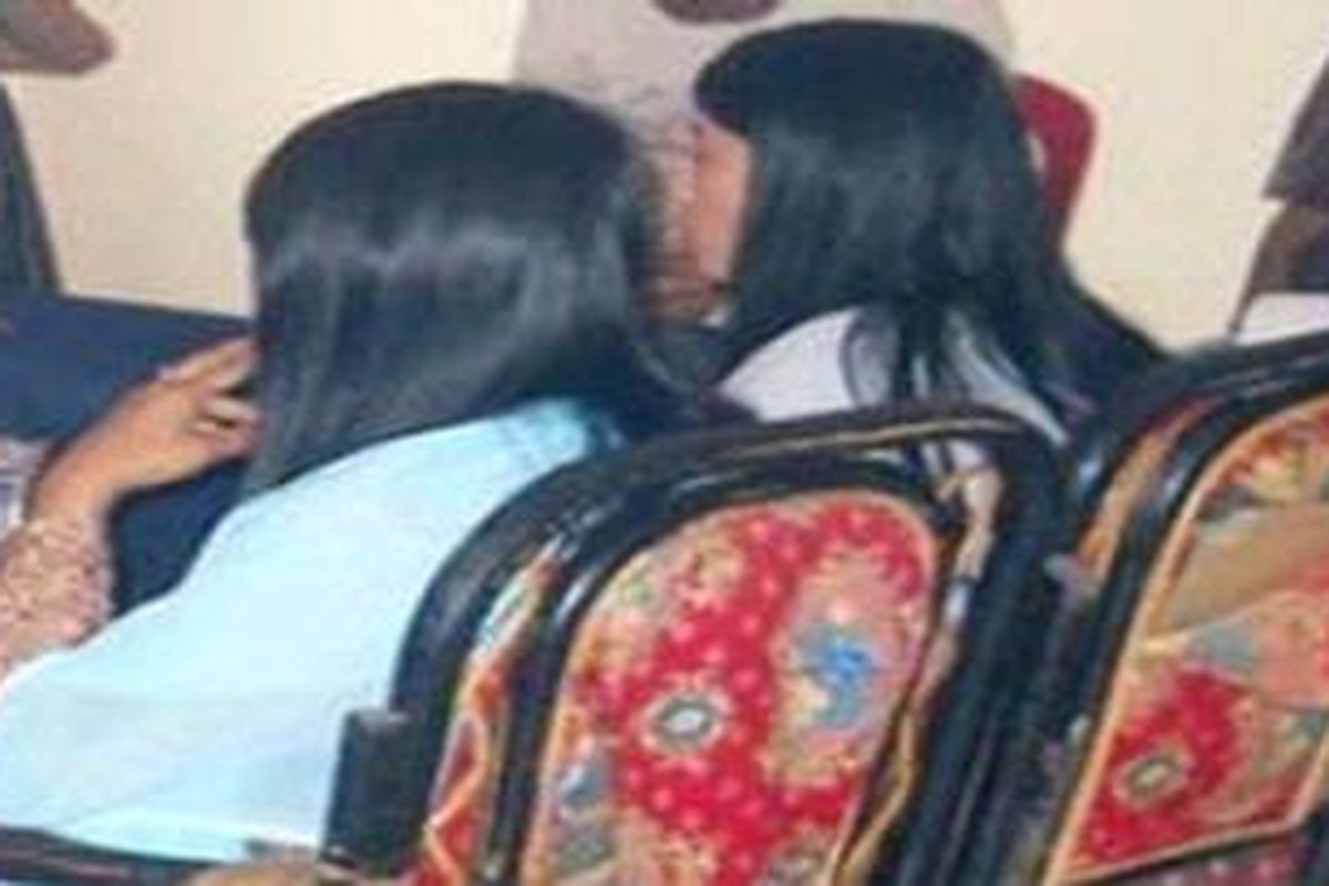 ilustrasi para siswi melapor polisi.