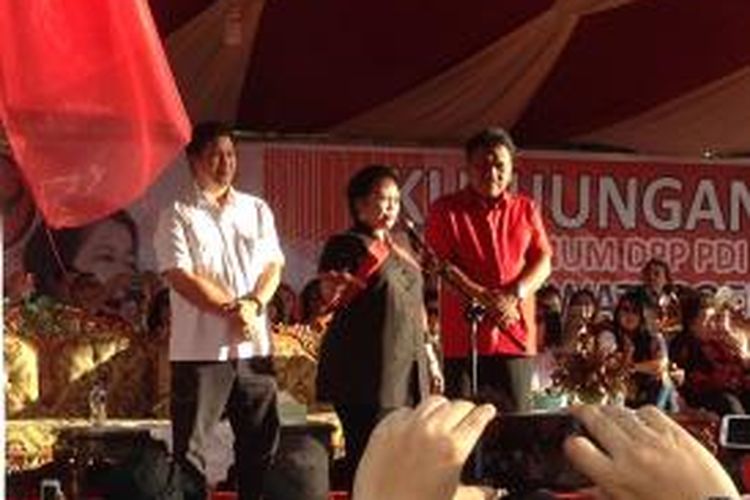 Ketua Umum PDI-P Megawati Soekarnoputri saat menjadi juru kampanye bagi calon Gubernur Sulawesi Utara, Olly Dondokambey di Kepulauan Sangihe, Sulawesi Utara, Jumat (27/11/2015)