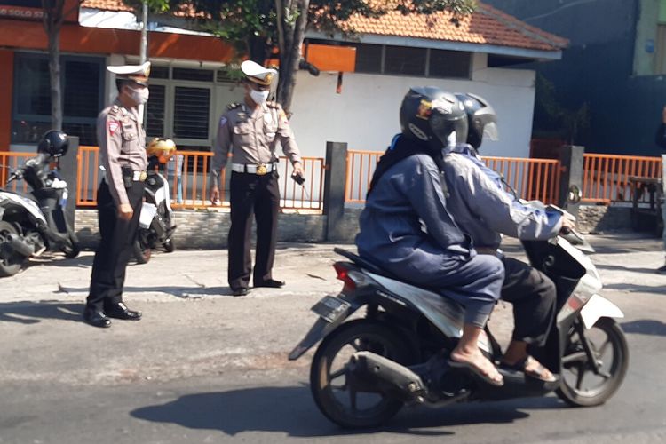 Polisi melakukan olah tempat kejadian perkara kasus tewasnya pengendara motor setelah lehernya tersayat benang layangan di Jalan Tangkuban Perahu tepatnya di depan Kantor Pos Mojosongo, Solo, Jateng, Jumat (12/6/2020).