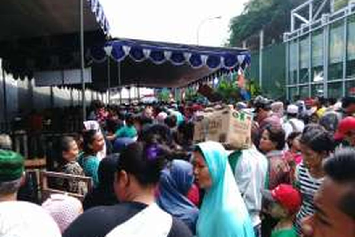 Ratusan pengunjung Rumah Tahanan (Rutan) Klas I Cipinang Jakarta Timur hari ini membludak. Pasalnya, ribuan orang hendak melaksanakan Lebaran dan silaturahmi bersama keluarga yang ditahan. Jumat (8/7/2016)