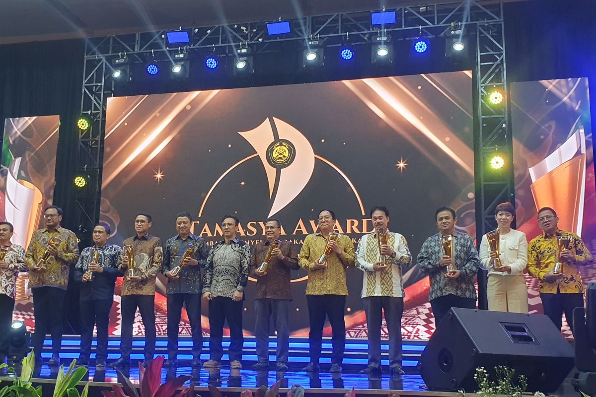 Perwakilan Antam dalam penerimaan penghargaan Tamasya Award 2023. Kedua dari kanan perwakilan dari PT Gag Nikel (anak usaha Antam) dan ketiga dari kanan perwakilan dari UBP Emas Antam