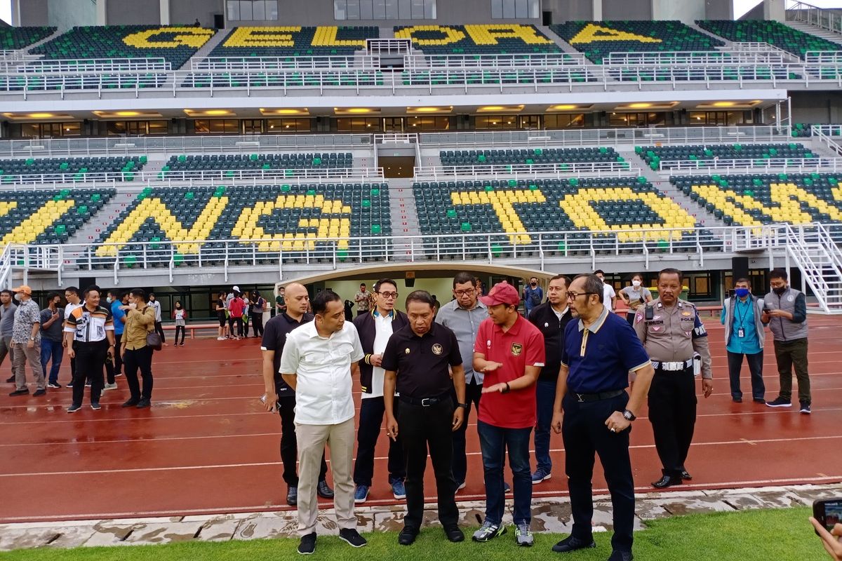 Menteri Pemuda dan Olahraga Zainuddin Amali bersama Wali Kota Surabaya Eri Cahyadi dan Wakil Ketua Asprov PSSI Jawa Timur Amir Burhanuddin saat melakukan sidak di Stadion Gelora Bung Tomo, Surabaya, dalam rangka mengecek kesiapan GBT sebagai salah satu venue untuk Piala Dunia U-20 2023, Sabtu (15/10/2022).