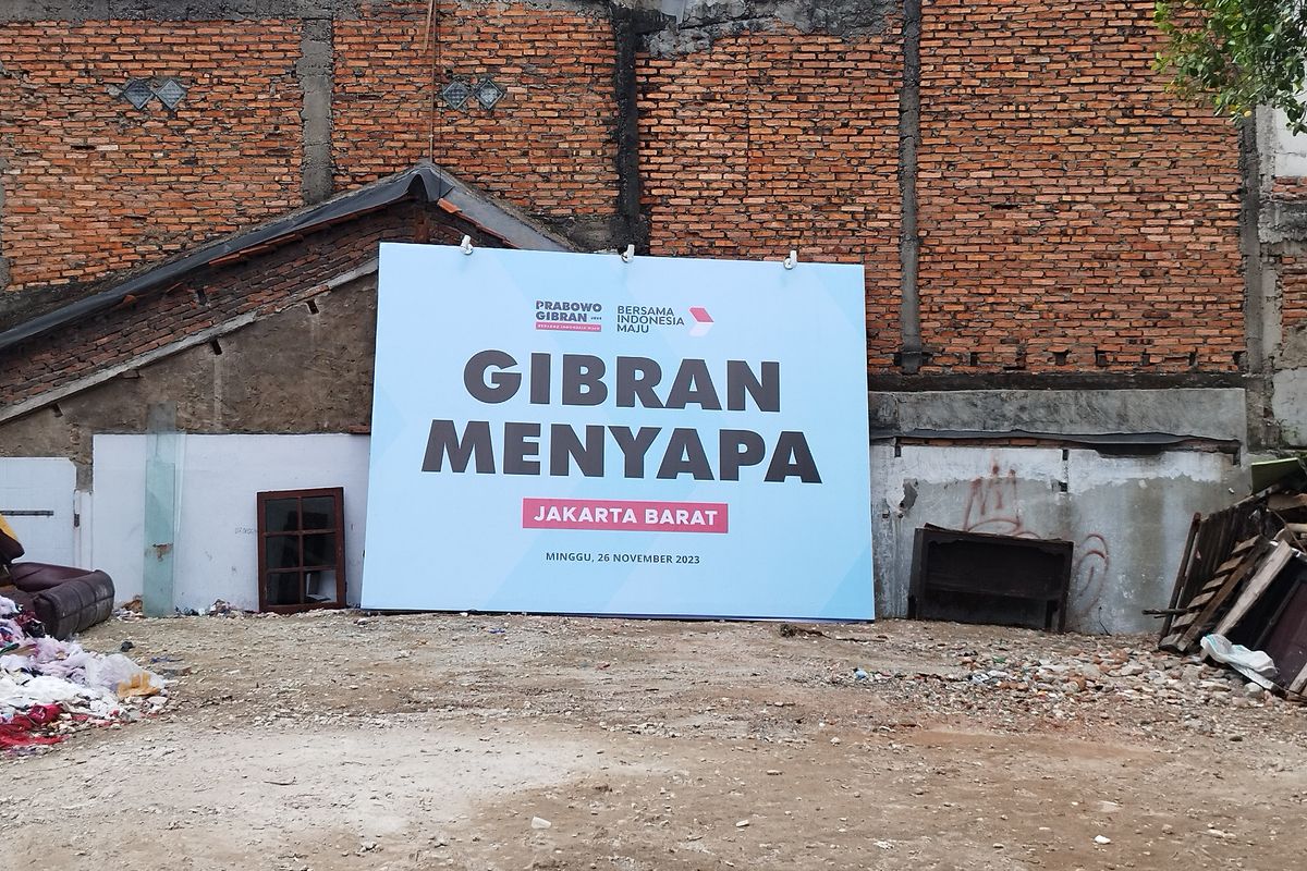 Spanduk Gibran Menyapa di lapangan Jalan Jelambar Utama IV, RT 008/RW 08, Grogol Petamburan, Jakarta Barat, Senin (27/11/2023). (KOMPAS.com/XENA OLIVIA)