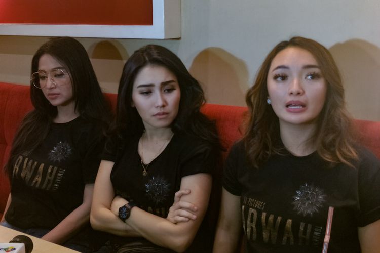 Penyanyi dangdut Dewi Perssik, Ayu Ting Ting dan Zaskia Gotik dalam jumpa pers film Arwah di Mall Karawang, Jawa Barat, Sabtu (22/9/2018).