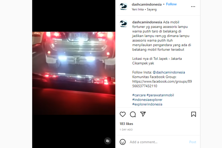 Tangkapan layar satu unit mobil Toyota Fortuner menggunakan lampu putih tambahan di belakang mobil