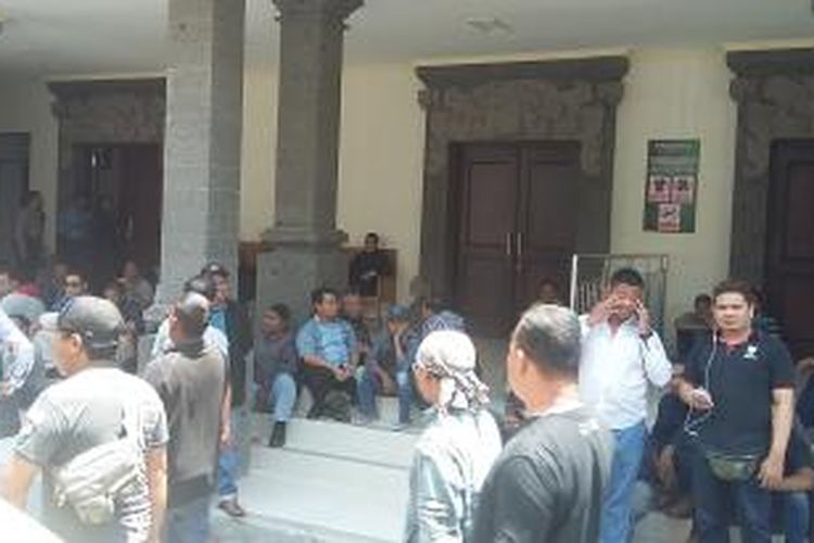 massa  pendukung masing-masing kubu di depan ruang sidang