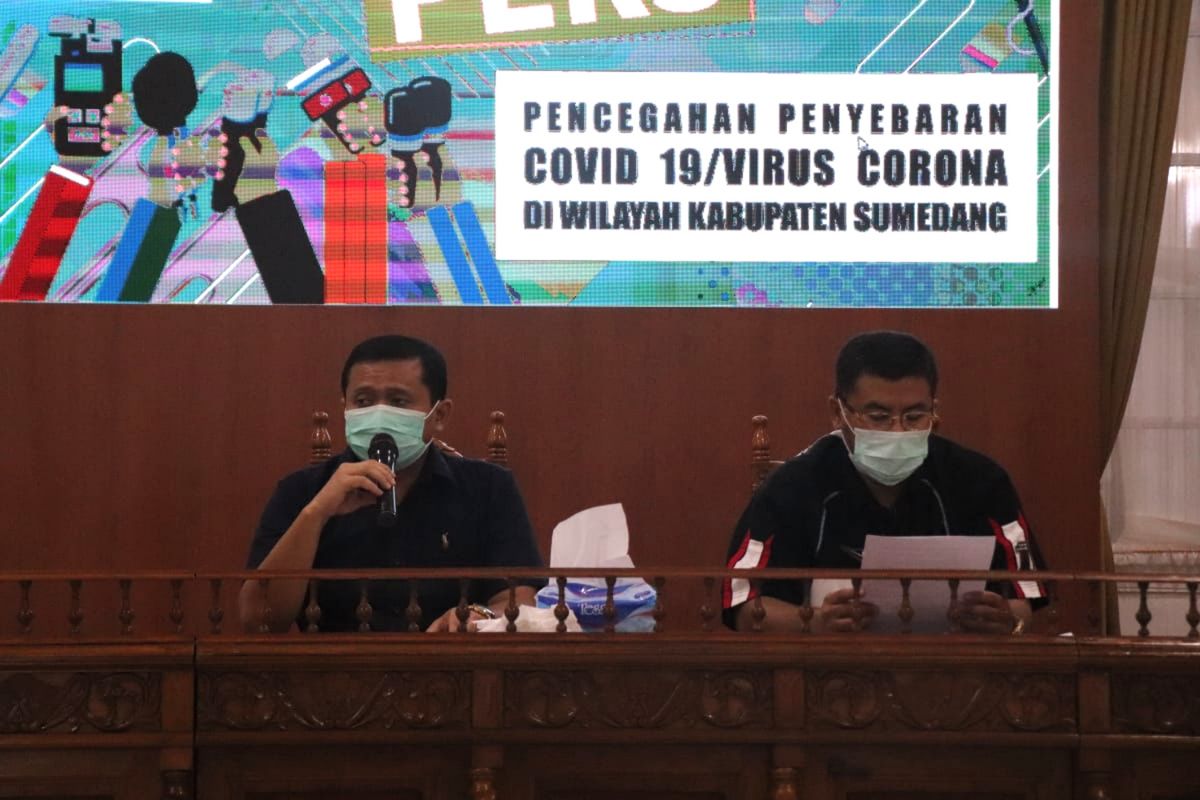 Bupati Sumedang Dony Ahmad Munir saat jumpa pers di Gedung Negara Sumedang, Minggu (22/3/2020). Dok Humas Pemkab Sumedang