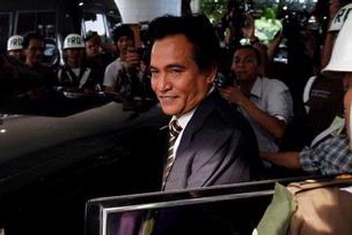 Mantan Menteri Kehakiman dan Hak Asasi Manusia, Yusril Ihza Mahendra keluar dari Kejaksaan Agung, usai menjalani pemeriksaan, Senin (12/7/2010). Yusril diperiksa Kejaksaan Agung sebagai tersangka dugaan korupsi Sistem Administrasi Badan Hukum (Sisminbakum). 