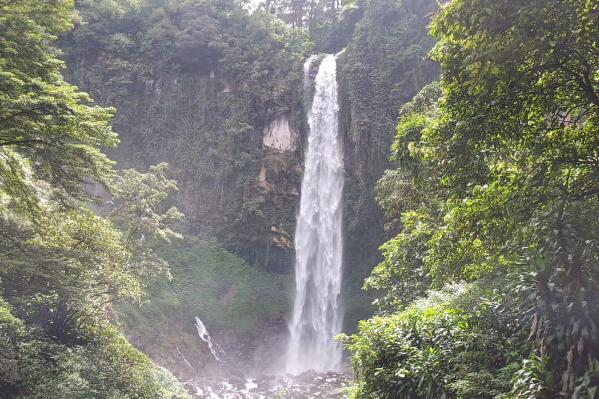 Keindahan panorama di air terjun Grojogan Sewu,Tawangmangu. Air terjun Grojogan Sewu memiliki ketinggian kurang lebih 81 meter.
