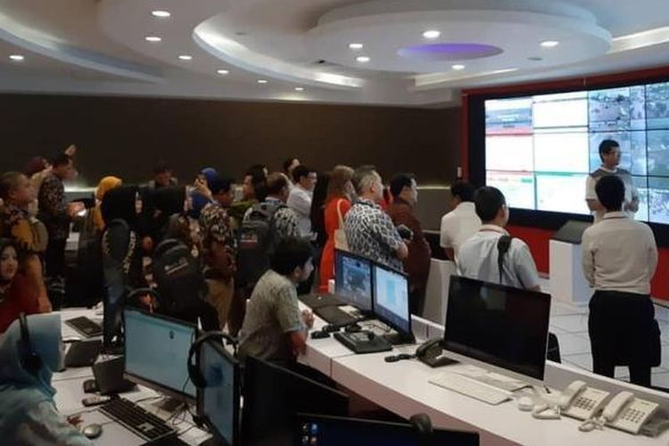 Para perwakilan dari India dan Vietnam berkunjung ke Makassar War Room dan sedang mendengarkan penjelasan dari Sekretaris Dinas Komunikasi dan Informatika Kota Makassar