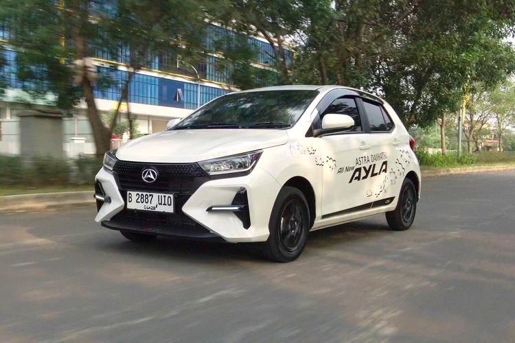 Foto All New Daihatsu Ayla Manuver Lincah Keliling Ibu Kota