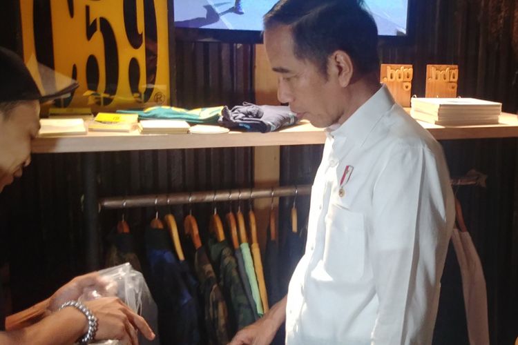 Presiden Joko Widodo Jokowi mendatangi simpul space di Jalan Braga, Bandung, untuk bertemu dan berdialog dengan para milenial, Sabtu (10/11/2018). 