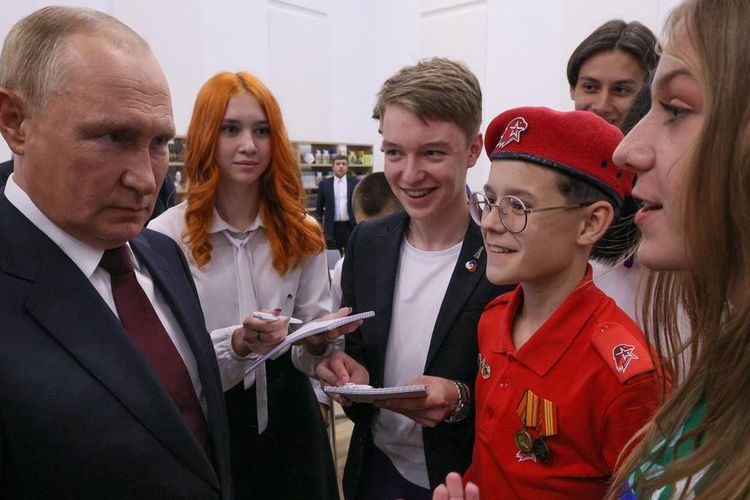 Presiden Putin bertemu siswa sekolah di Kaliningrad, September 2022.