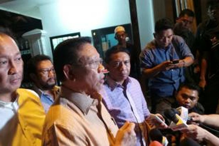 Kubu Agung Laksono memberikan keterangan pers usai bertemu dengan Wakil Presiden Jusuf Kalla di rumah dinasnya, Senin (25/5/2015).