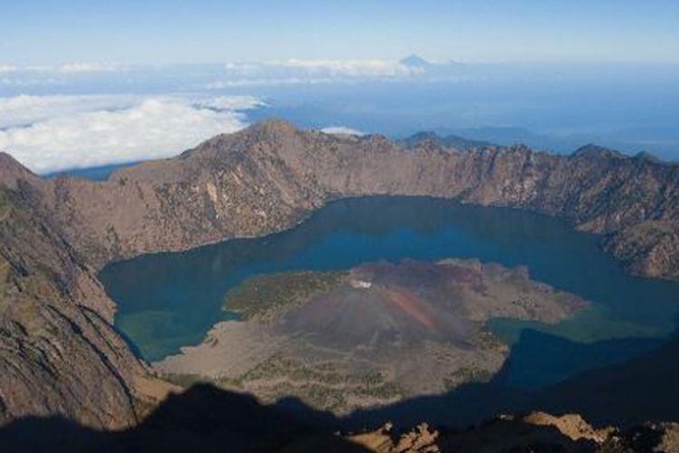 Danau Segara Anak dilhat dari puncak Gunung Rinjani di ketinggian 3.726 mdpl.