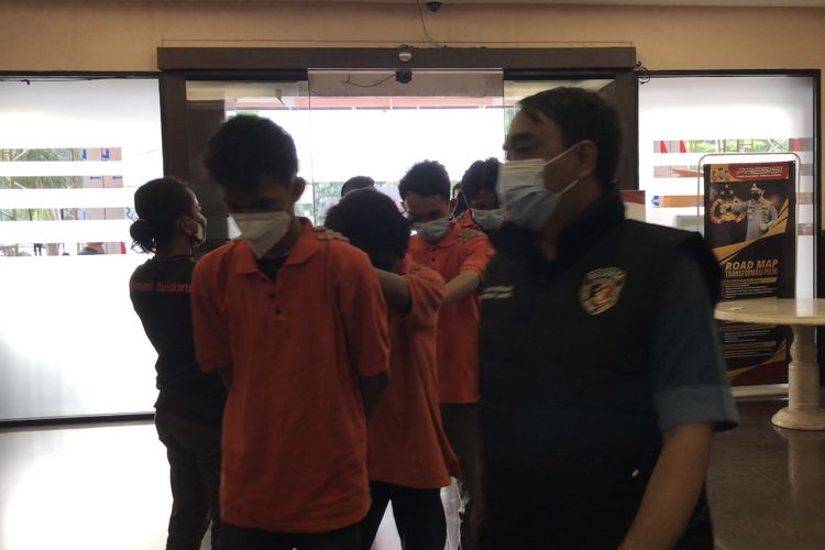 Pelaku tawuran yang menewaskan seorang remaja di Jalan Bangka XI, Pela Mampang, Mampang Prapatan, Jakarta Selatan dirilis di Mapolres Metro Jakarta Selatan, Jumat (20/8/2021) sore.