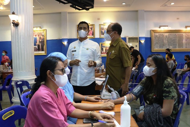 Walikota Pematangsiantar saat meninjau vaksinasi massal di Yayasan Perguruan Sultan Agung di Jalan Surabaya, Selasa 6 Juli 2021. 