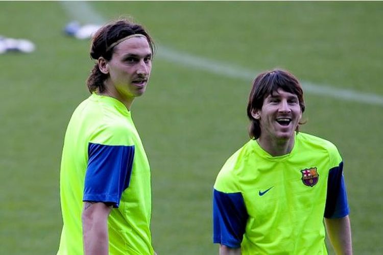 Zlatan Ibrahimovic (kiri) dan Lionel Messi menjalani sesi latihan bersama Barcelona, 27 April 2010.