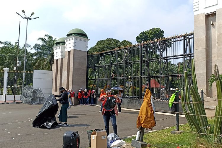 Sejumlah massa bersiap melakukan aksi tenda selama 5 hari ke depan menuntut upaya pengesahan RUU PPRT di depan Gedung DPR RI, Senayan, Jakarta, Sabtu (11/3/2023). 