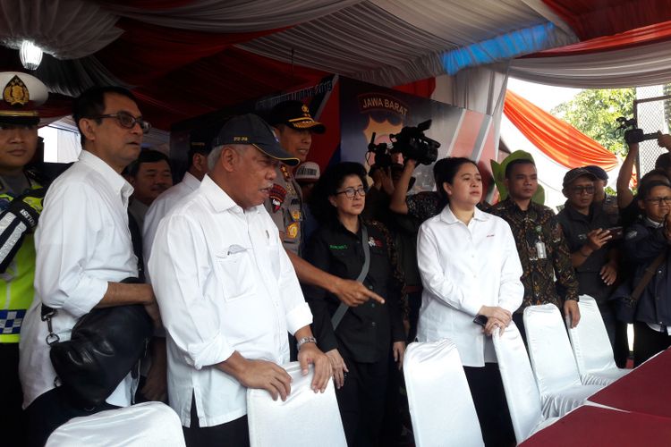 Menteri PUPR Basuki Hadimuljono bersama Menko PMK PUAN maharani di Pos Pam Mudik Olres Garut di Limbangan, Rabu (29/05/2019)