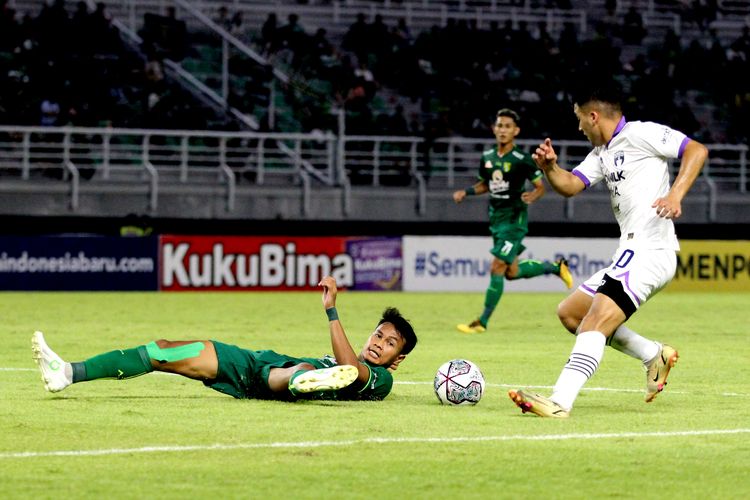 Pemain Persebaya Surabaya Koko Ari Araya menghalau Persita Tangerang saat pertandingan pekan 2 Liga 1 2022-2023 yang berakhir dengan skor 2-0 di Stadion Gelora Bung Tomo Surabaya, Senin (1/8/2022) malam.