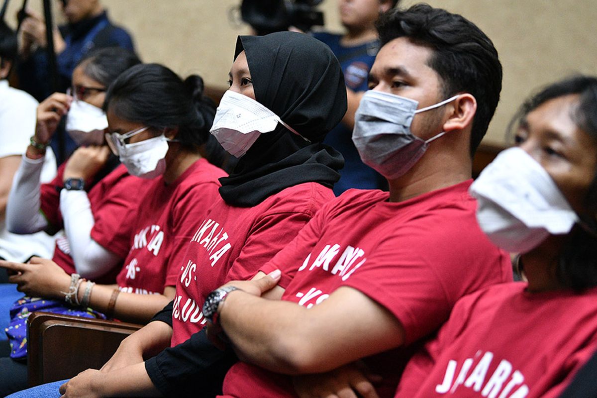 Sejumlah warga dengan masker mengikuti sidang perdana gugatan terkait polusi udara Jakarta di Pengadilan Negeri Jakarta Pusat, Jakarta, Kamis (1/8/2019). Sidang gugatan oleh sejumlah LSM yang tergabung dalam Gerakan Inisiatif Bersihkan Udara Koalisi Semesta yang ditujukan kepada Presiden Joko Widodo, Menteri LHK Siti Nurbaya, Menkes Nila Moeloek, Mendagri Tjahjo Kumolo, Gubernur DKI Jakarta Anies Baswedan, Gubernur Jawa Barat Ridwan Kamil, dan Gubernur Banten Wahidin Halim tersebut ditunda karena  berkas dan dokumen surat kuasa hukum dari penggugat belum lengkap.