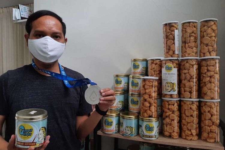 Pemilik usaha snack Guna Guna Snack menunjukkan produknya serta prestasi sebagai salah satu The big start Indonesia blibli.com 2018.