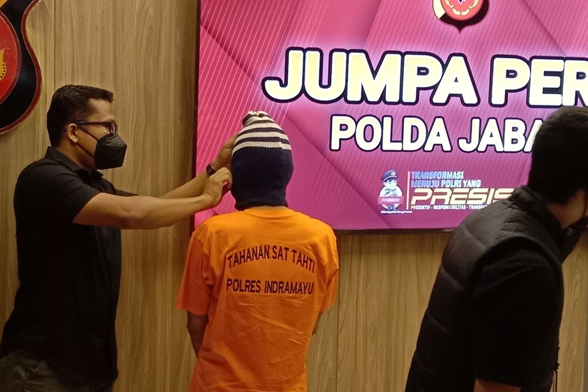 Polisi tengah memperlihatkan tersangka penganiaya kiai, istri dan ponakan di Indramayu, Kamis (10/3/2022).