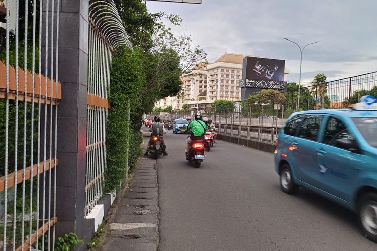 Tak ada trotoar di Jalan Arjuna Utara, Jakarta Barat 